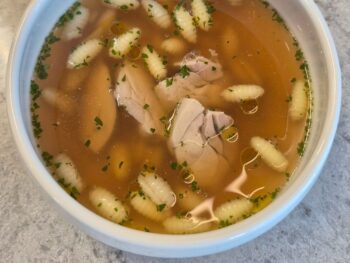 Курячий бульйон з домашньою пастою